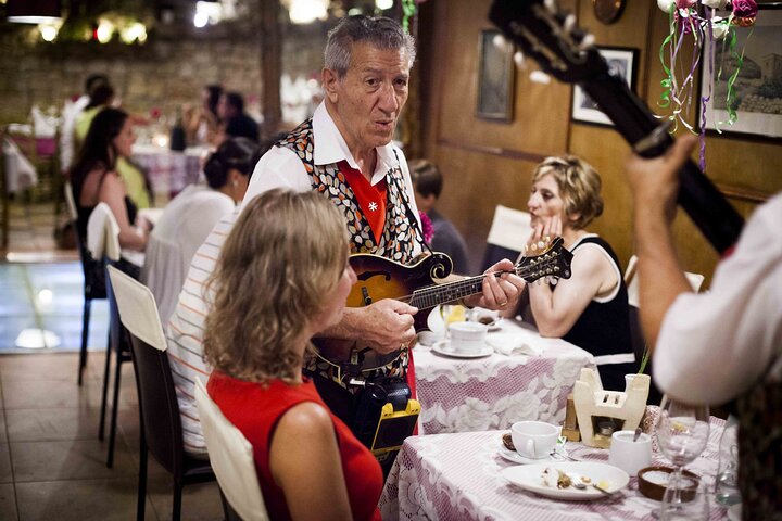 Espectáculo nocturno de folclore en un restaurante tradicional maltés incl. Transferencias
