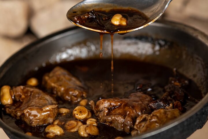 Espectáculo nocturno de folclore en un restaurante tradicional maltés incl. Transferencias