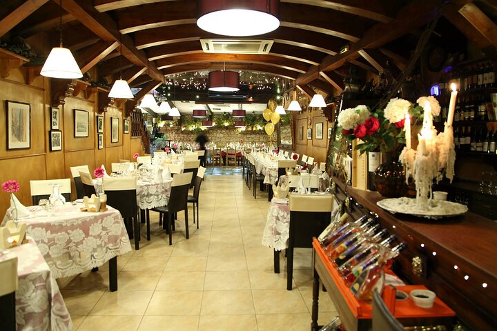 Espectáculo nocturno de folclore en un restaurante tradicional maltés incl. Transferencias