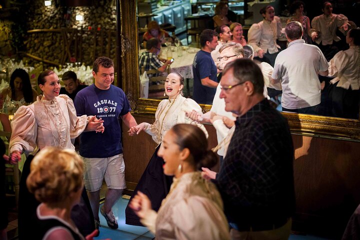 Espectáculo nocturno de folclore en un restaurante tradicional maltés incl. Transferencias