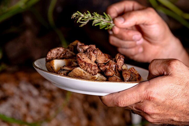 Espectáculo nocturno de folclore en un restaurante tradicional maltés incl. Transferencias