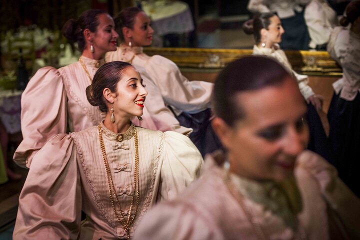 Espectáculo nocturno de folclore en un restaurante tradicional maltés incl. Transferencias