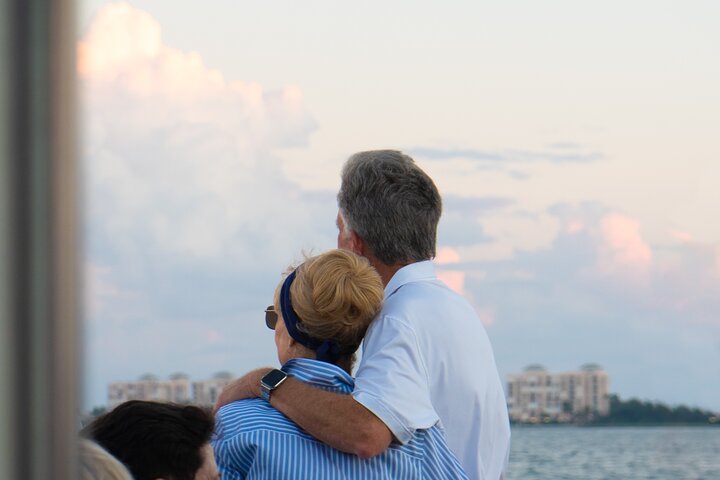 Insel Sonnenuntergang und Skyway Lichtshow - 3 Stunden Bootsfahrt in St. Pete