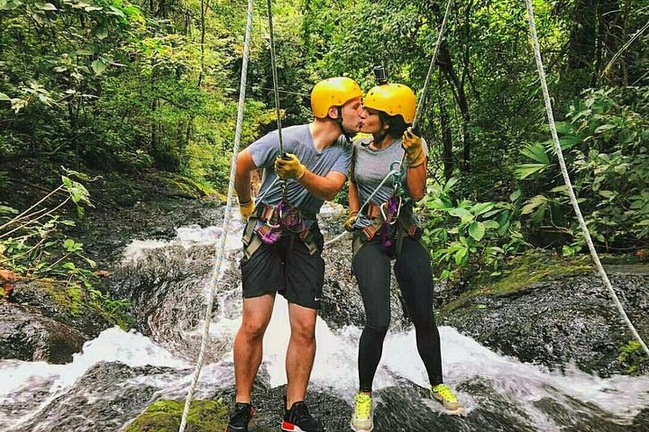 5-stündiges Offroad-ATV + Seilrutsche + Wasserfall-Abseilen + Traktor-Dschungel-Tour