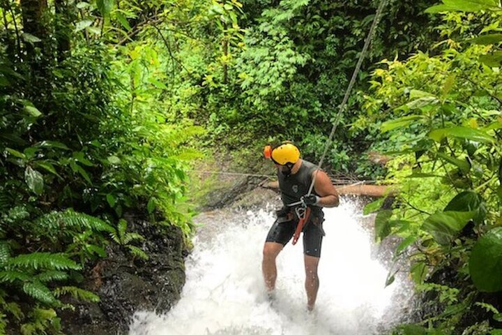 5-stündiges Offroad-ATV + Seilrutsche + Wasserfall-Abseilen + Traktor-Dschungel-Tour