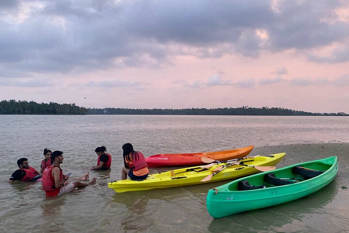 Kayak nella foresta di mangrovie di Paravur Backwaters vicino a Varkala e Kollam
