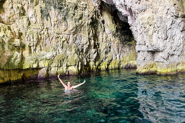 Excursão de barco privado em Vlore para Haxhi Ali Cave & Karaburun Beach