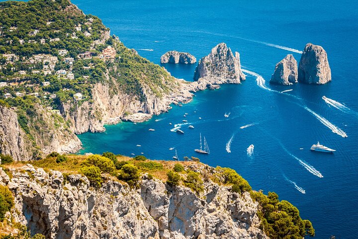 Excursión de un día en grupo pequeño a Capri desde Positano o Praiano