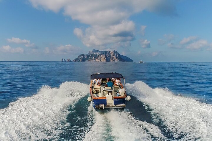 Excursión de un día en grupo pequeño a Capri desde Positano o Praiano