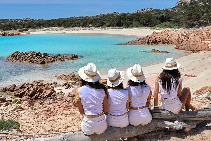 Olbia: Båttur til Maddalena-øygruppen + transport inkludert