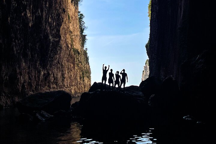 Excursão de barco privado em Vlore para Haxhi Ali Cave & Karaburun Beach