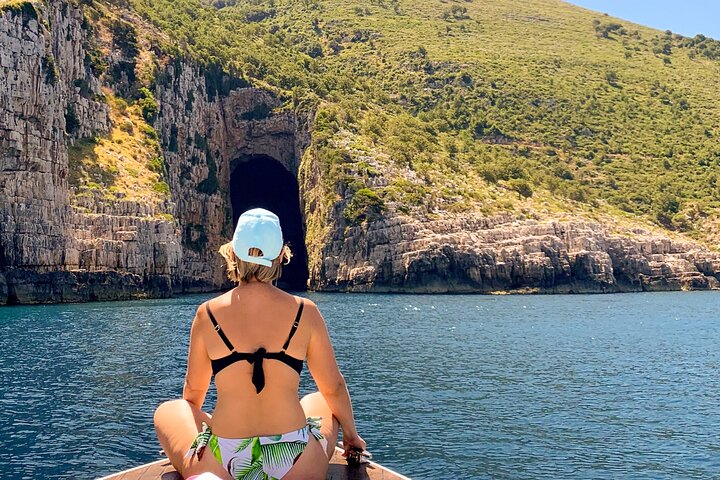 Excursão de barco privado em Vlore para Haxhi Ali Cave & Karaburun Beach