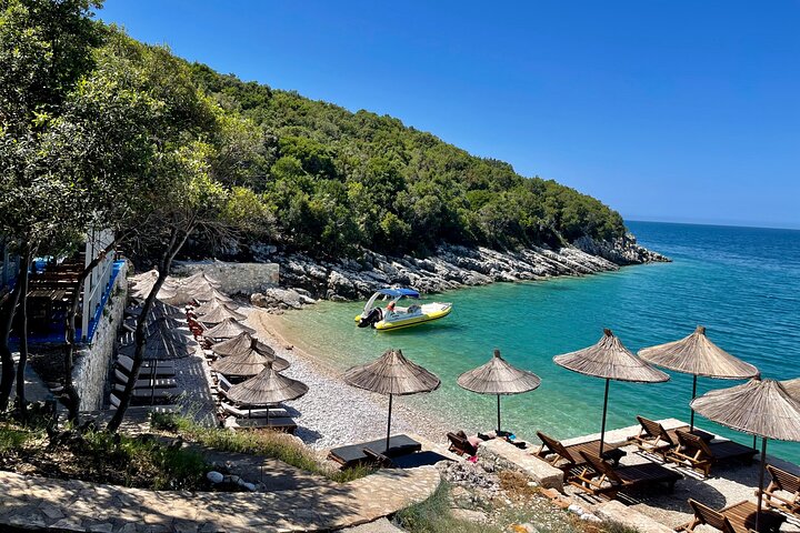 Excursão de barco privado em Vlore para Haxhi Ali Cave & Karaburun Beach