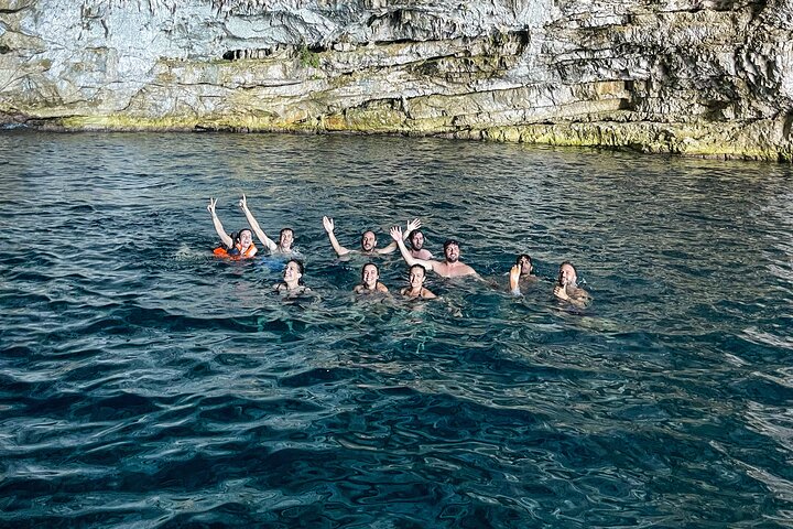 Excursão de barco privado em Vlore para Haxhi Ali Cave & Karaburun Beach