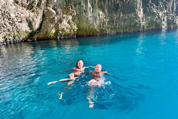 Excursão de barco privado em Vlore para Haxhi Ali Cave & Karaburun Beach