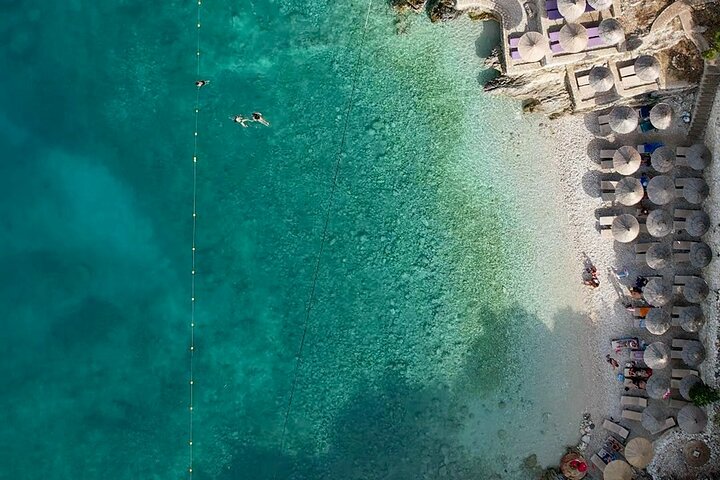 Excursão de barco privado em Vlore para Haxhi Ali Cave & Karaburun Beach