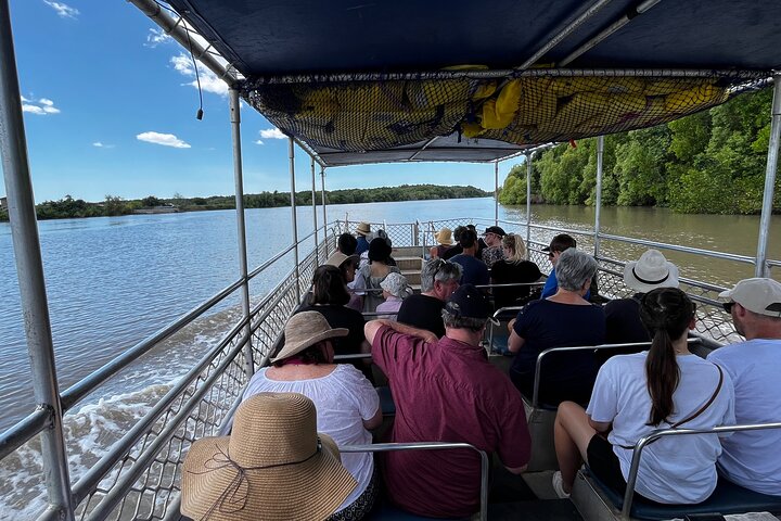 O Croc Bus para o famoso Jumping Crocodile Cruise