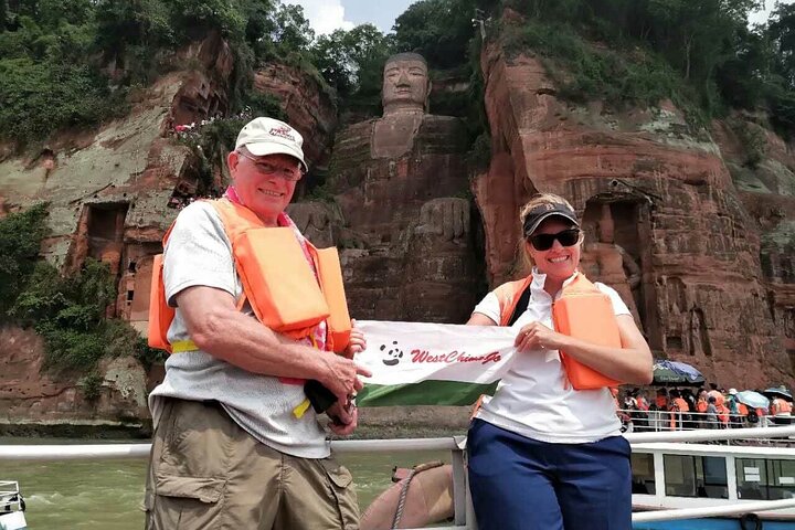All-inclusive privétrip naar Chengdu Giant Panda Base en Leshan Giant Buddha