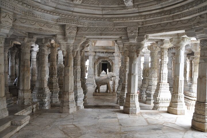 Dagstur till Kumbhalgarh & Ranakpur från Udaipur med guide och lunch