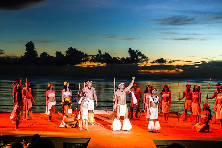 Taotao Tasi, o Jantar na Praia Show em Guam