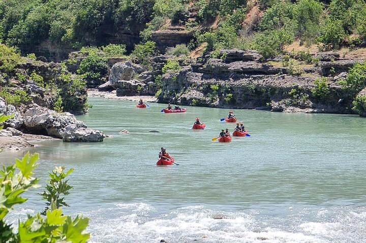 Geweldige Rafting-ervaring op de Last Wild Vjosa-rivier van Europa in Permet, Albanië