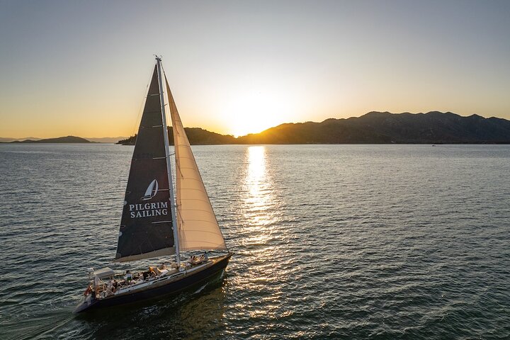 Cruzeiro ao pôr do sol para saborear e navegar na ilha magnética