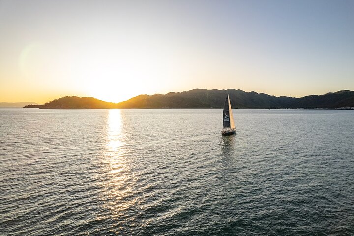 Cruzeiro ao pôr do sol para saborear e navegar na ilha magnética