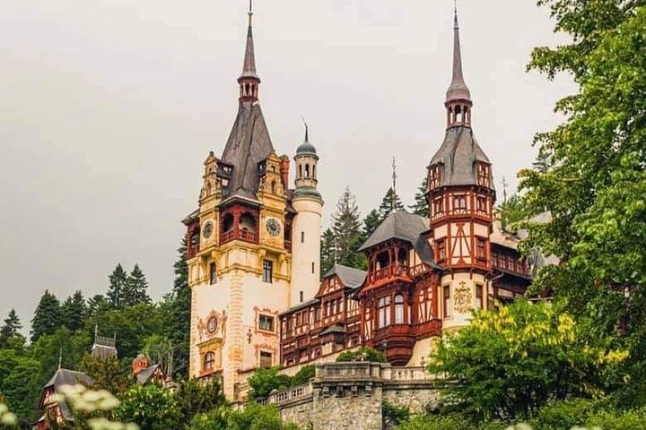 Castelo de Peles, Castelo de Bran, Fortaleza Rasnov e Mosteiro Sinaia saindo de Brasov