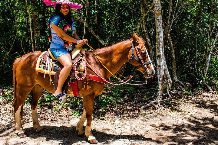 Paardrijavontuur van een halve dag met cenotes in de jungle