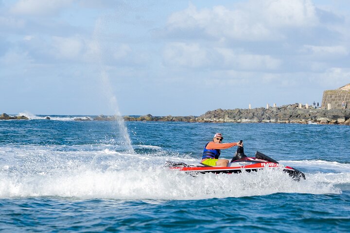 Tour en jet ski à travers la baie de San Juan (21 ans à louer)