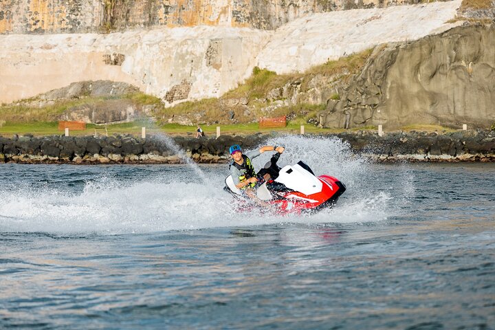 Tour en jet ski à travers la baie de San Juan (21 ans à louer)