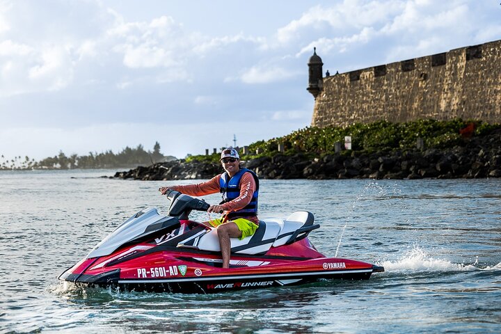 Tour en jet ski à travers la baie de San Juan (21 ans à louer)