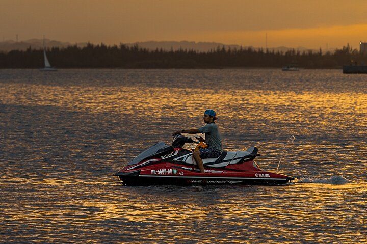 Tour en jet ski à travers la baie de San Juan (21 ans à louer)