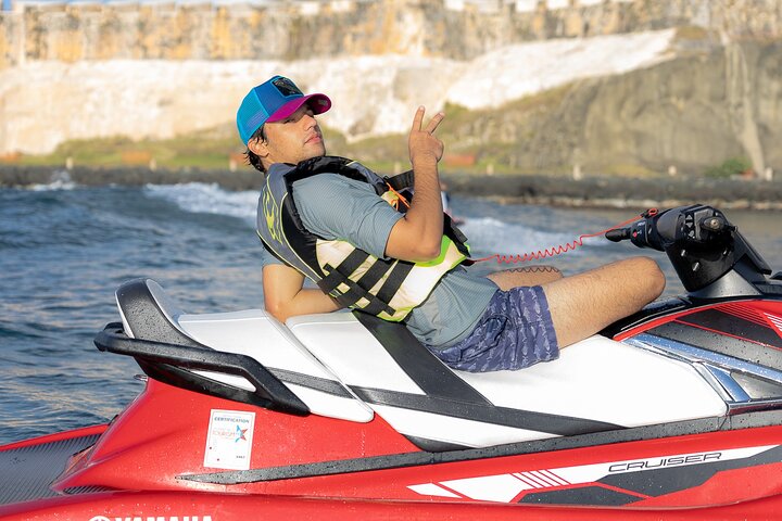 Tour en jet ski à travers la baie de San Juan (21 ans à louer)