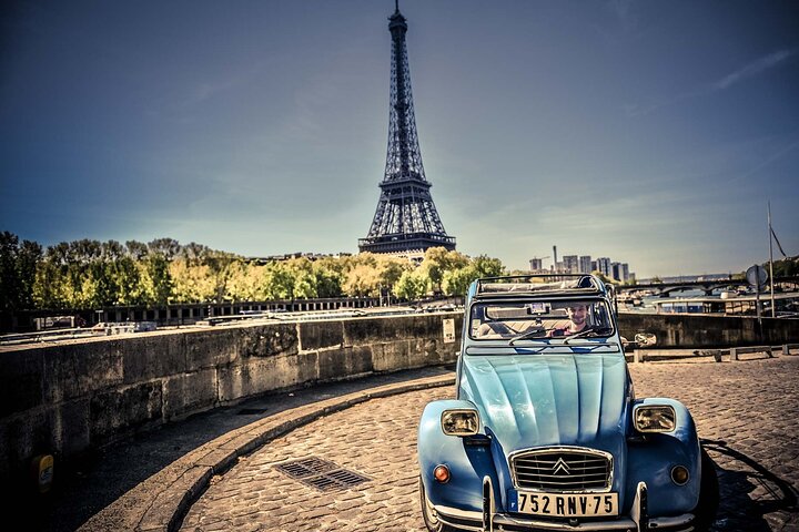 ¡Descubre París con estilo a bordo de un coche clásico francés Vintage!