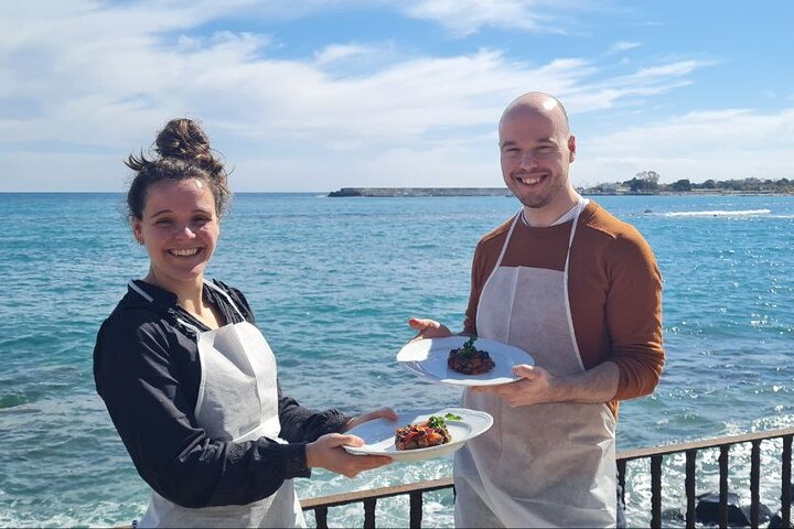 Siciliansk matlagingskurs med havutsikt og Taormina-markedet med kokk Mimmo