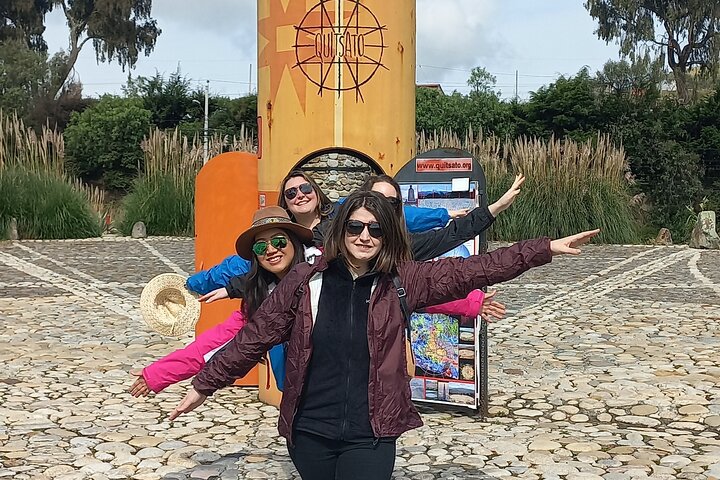 Otavalo-markt, kunst en muziek met het midden van de wereld (zonnewijzer)