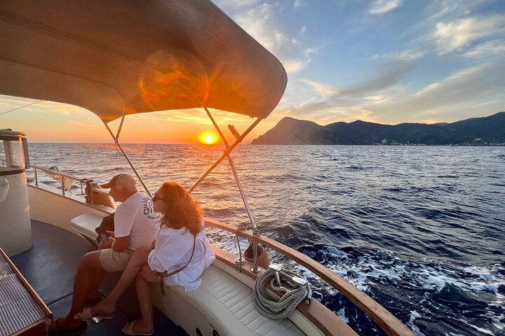 Experiencia de paseo en barco al atardecer en Cinque Terre con aperitivo y baño.