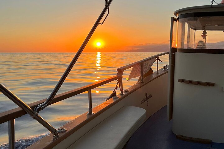 Experiencia de paseo en barco al atardecer en Cinque Terre con aperitivo y baño.