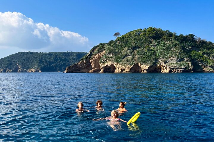 Procida : Excursion en bateau - Arrêts pour la baignade, la plongée avec tuba et la photographie sous-marine