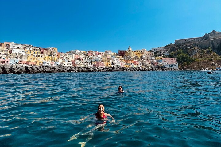 Procida : Excursion en bateau - Arrêts pour la baignade, la plongée avec tuba et la photographie sous-marine