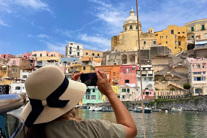 Procida : Excursion en bateau - Arrêts pour la baignade, la plongée avec tuba et la photographie sous-marine