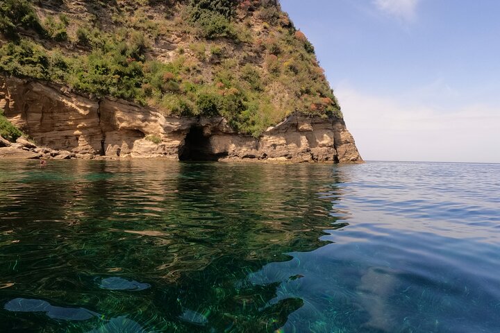 Procida : Excursion en bateau - Arrêts pour la baignade, la plongée avec tuba et la photographie sous-marine