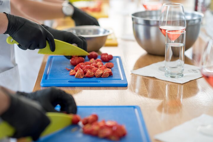 Lição de cozinha em grupo pequeno e degustação de vinhos na Prêmio vinícola
