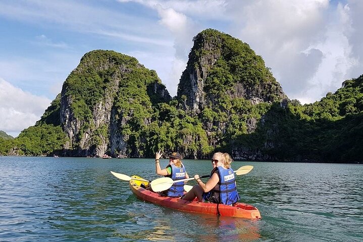 Ha Long Bay Day Cruise from Hanoi with Kayaking and Lunch