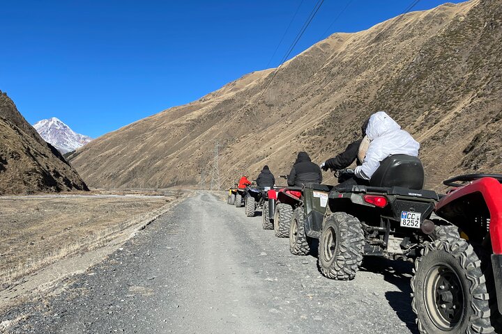 Recorrido todoterreno en todoterreno desde Stepantsminda hasta el pueblo de Juta