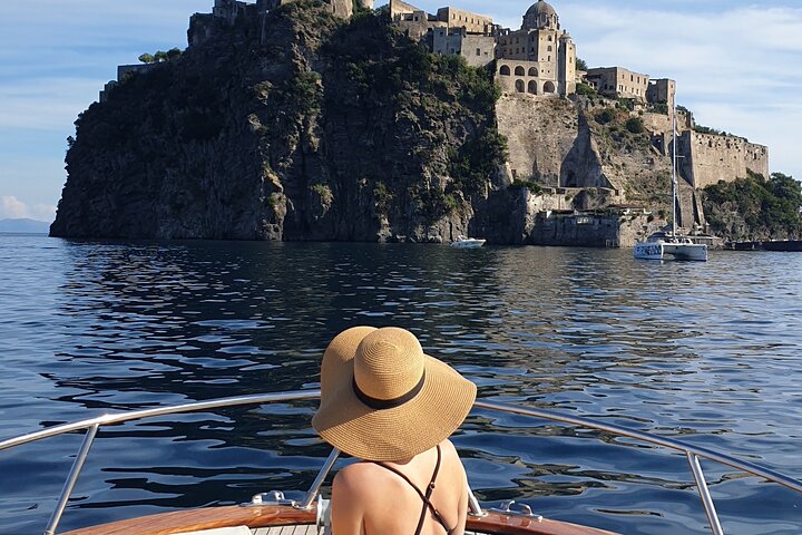 Privater Ausflug zur Insel Ischia auf Gozzo Fratelli Aprea 7,5 m