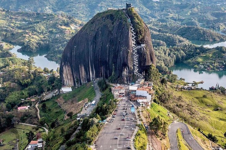 Excursão de um dia inteiro a Guatapé, incluindo Piedra del Peñol, com refeições e passeio de barco.