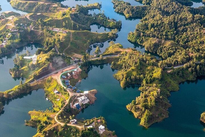 Excursão de um dia inteiro a Guatapé, incluindo Piedra del Peñol, com refeições e passeio de barco.