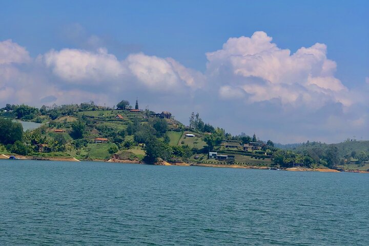 Excursão de um dia inteiro a Guatapé, incluindo Piedra del Peñol, com refeições e passeio de barco.